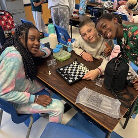 des élèves jouent aux échecs